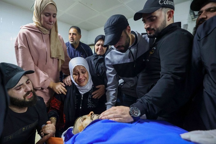 La mère du martyr Tamer al-Kilani lors des adieux